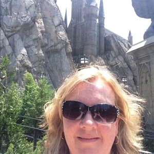 Meet your Posher, Laurie